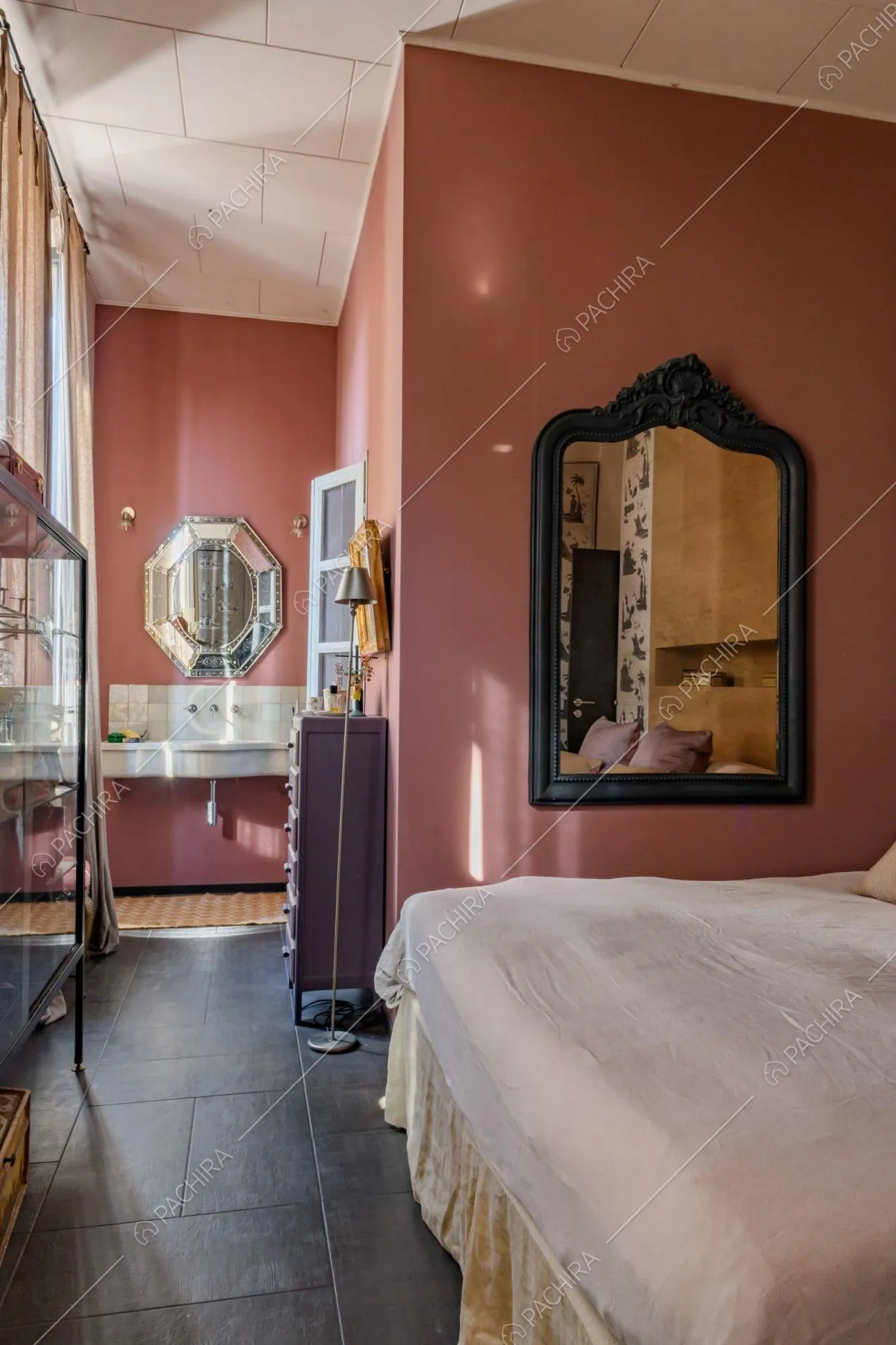 Dalla camera da letto matrimoniale con pavimento nero, vista sul lavabo del bagno privato