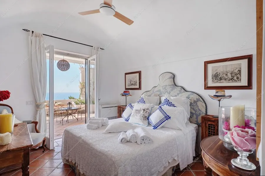 Camera da letto della villa Oder, location in stile classico a Napoli