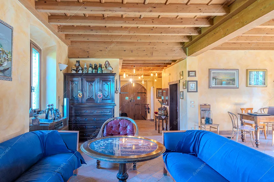 Salotto della villa Rhone, location in stile rustico a Lecco
