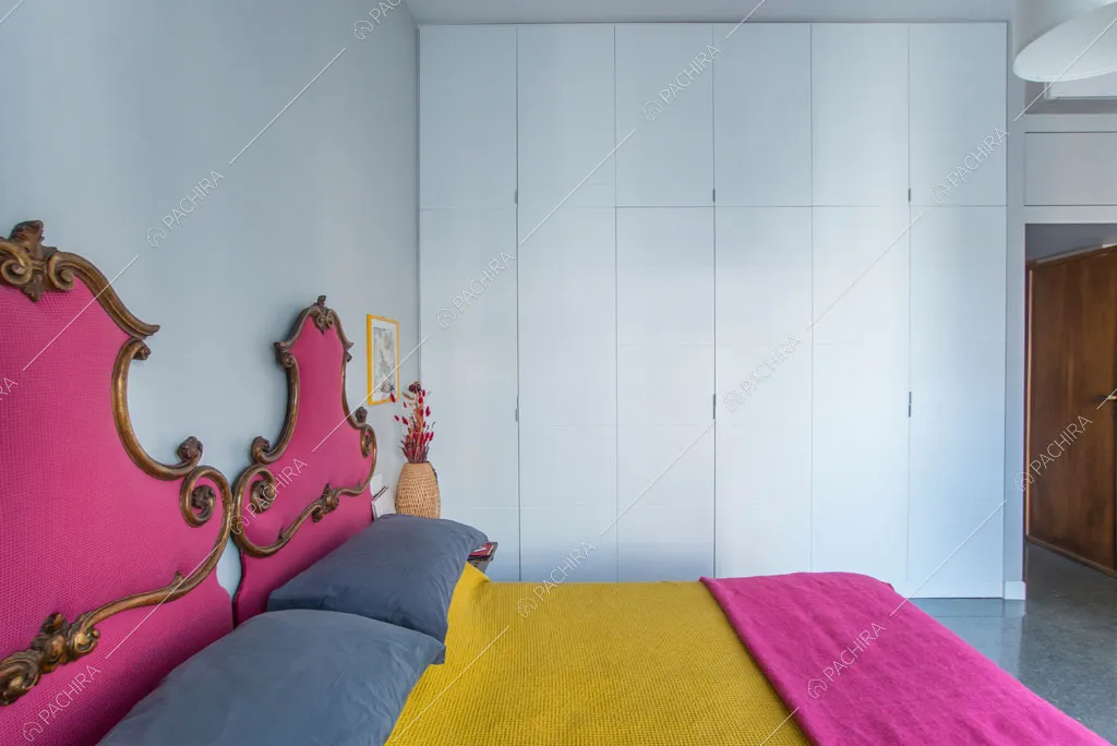 Camera da letto dell'appartamento Grifola, location in stile contemporaneo a Roma
