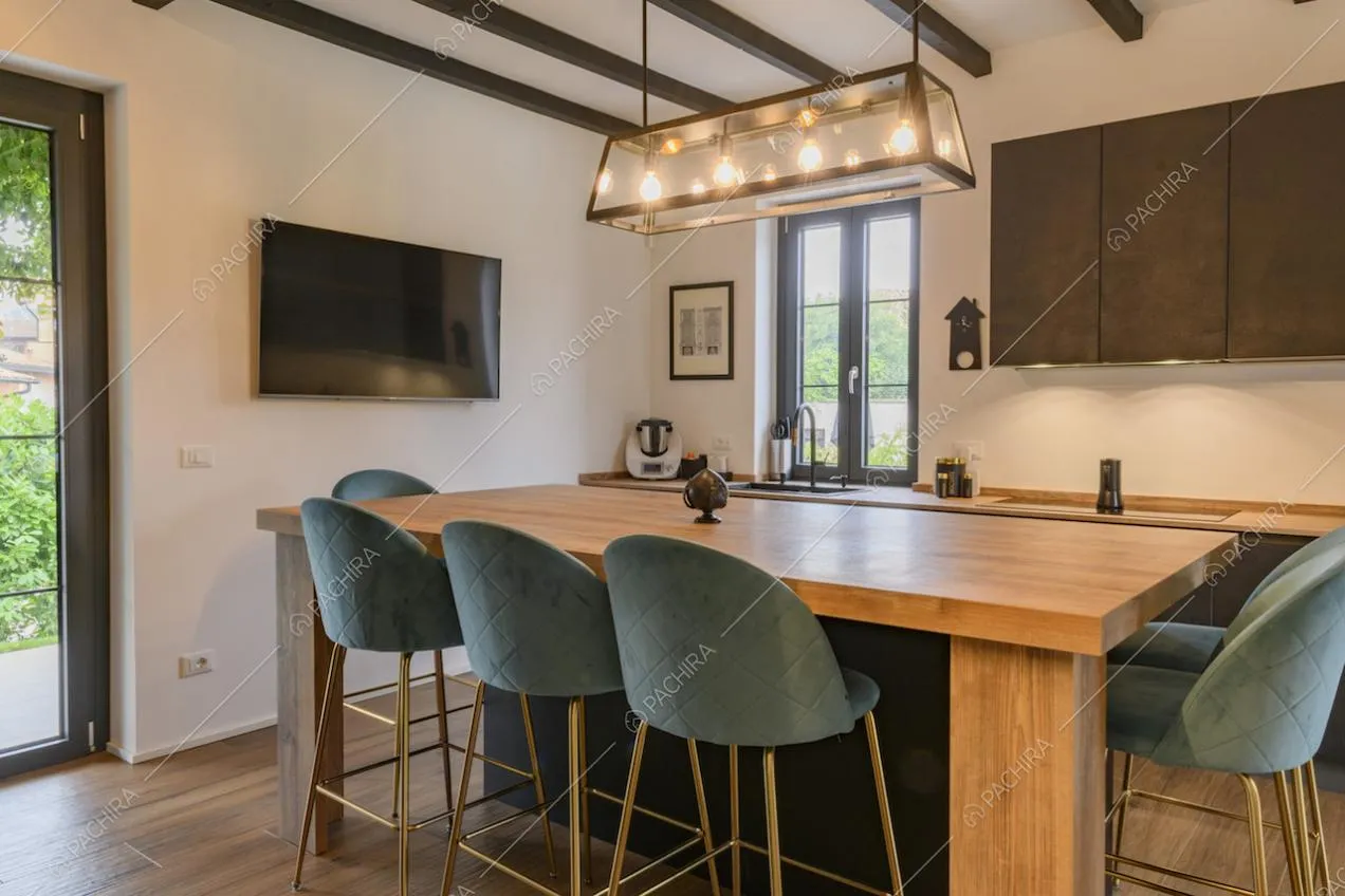 Tavolo da pranzo in legno con sedie alte in velluto