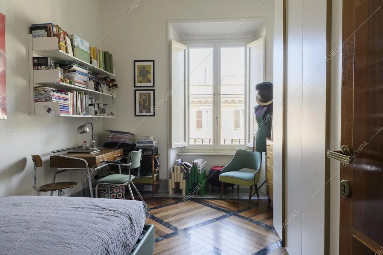 Camera da letto con parquet e libreria