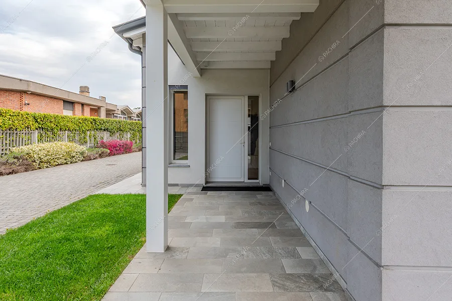 Portico della villa Daintree, location in stile moderno a Varese