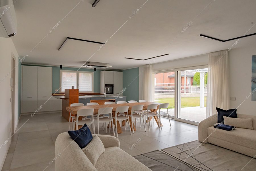 Zona living della villa Morava, location in stile moderno a Milano