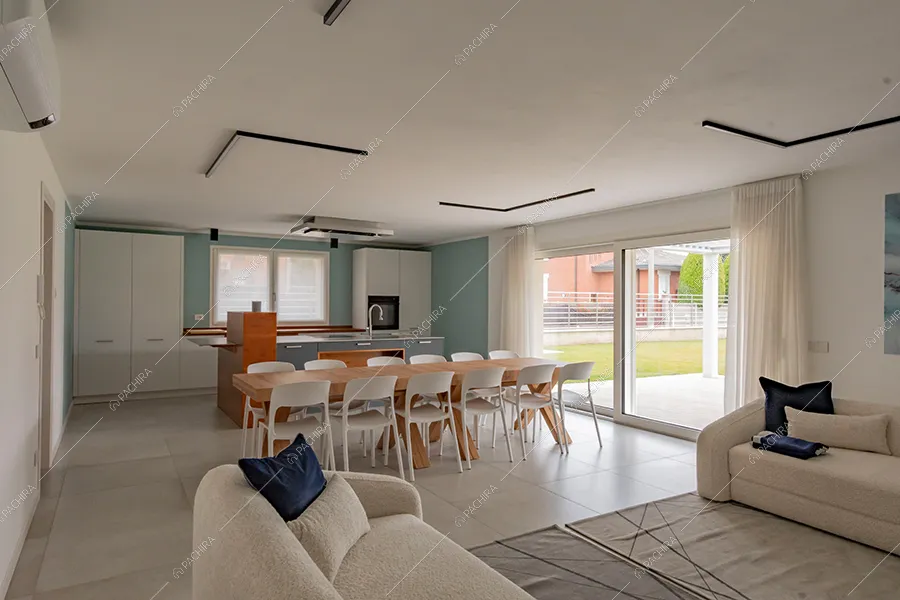 Zona living della villa Morava, location in stile moderno a Milano