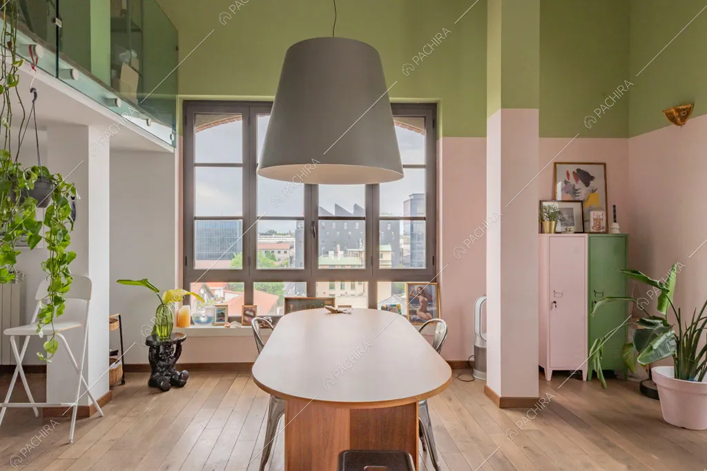 Pareti bianche e verdi della sala del loft Cardamomo, location in stile contemporaneo a Milano