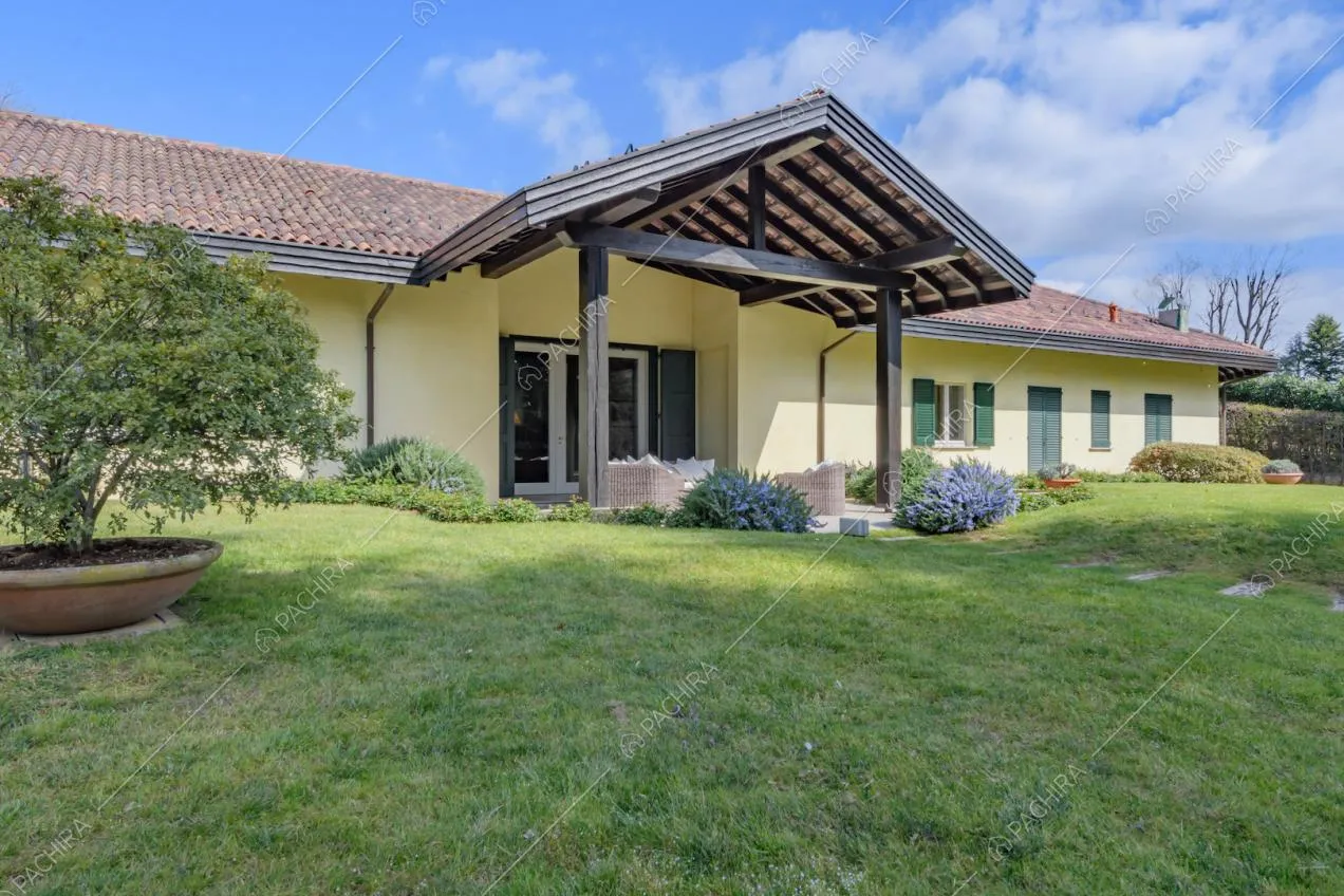 Dal giardino della villa vista sugli esterni gialli