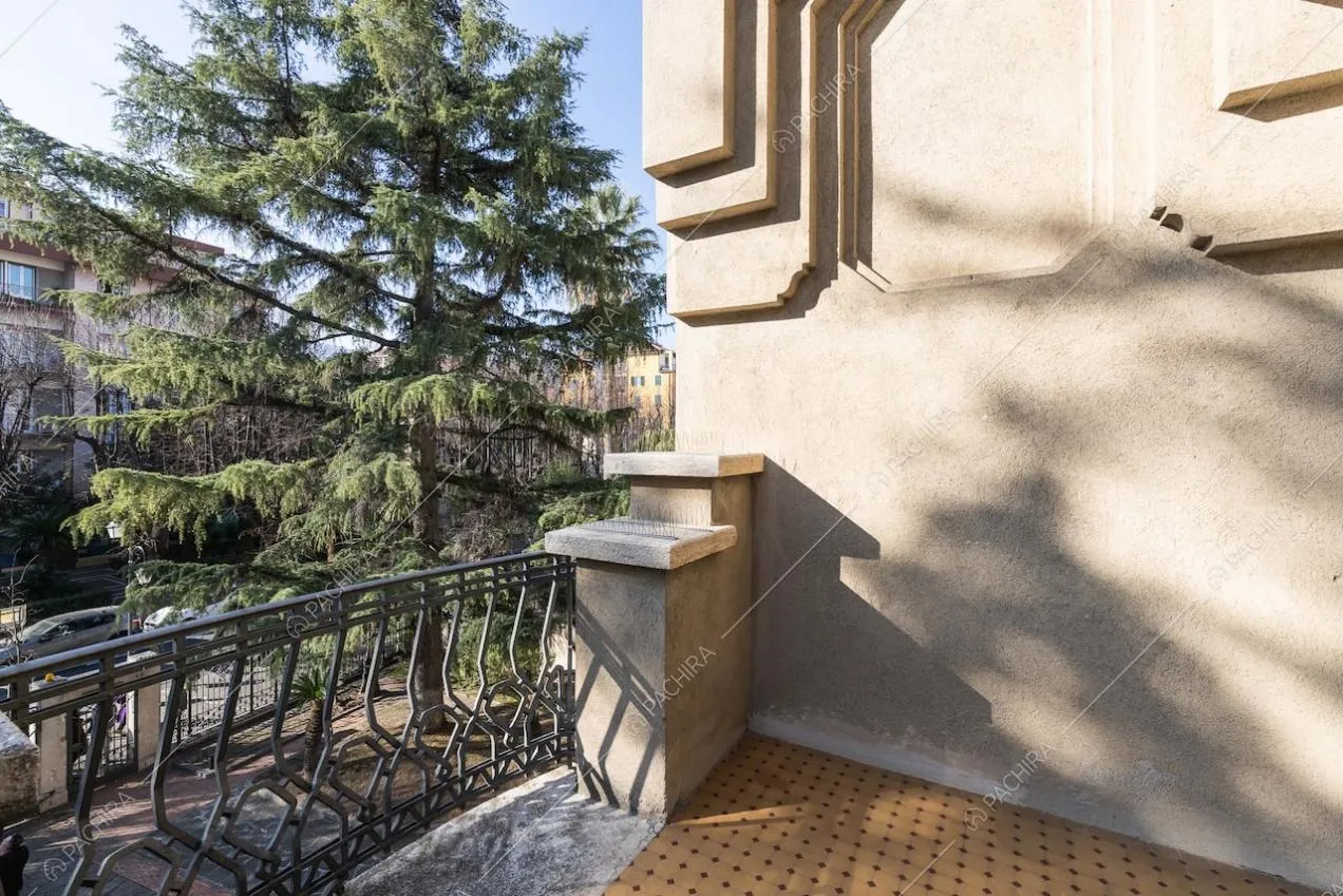 Esterni della villa Adamite, location in stile classico a Savona