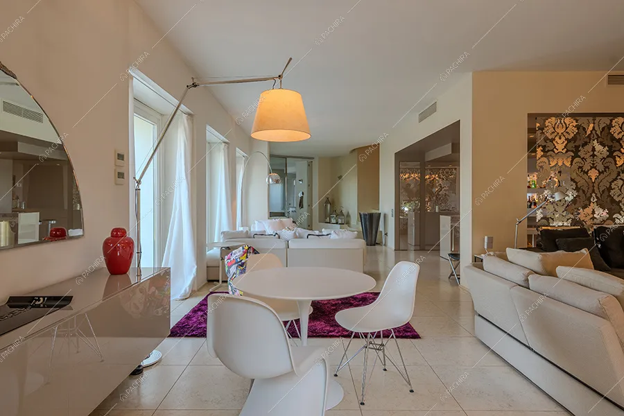 Zona living della villa Iride, location in stile moderno a Monza