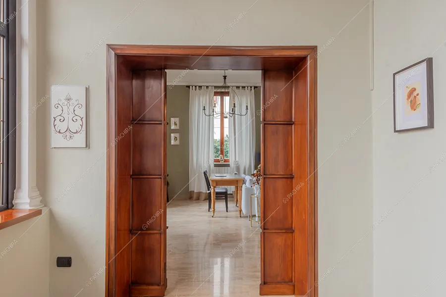 Corridoio della villa Vinson, location in stile moderno a Milano