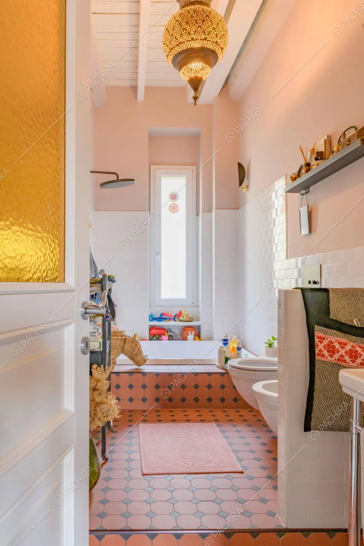 Bagno con pavimento in piastrelle rosse e nere, pareti rosa e in piastrelle bianche