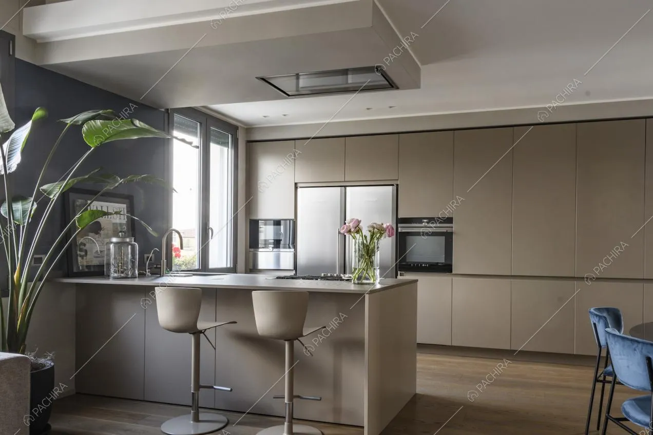 Cucina a vista minimal con pavimento in parquet