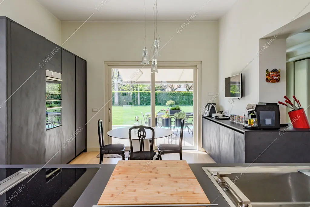 Cucina della villa Colorado, location in stile moderno a Varese