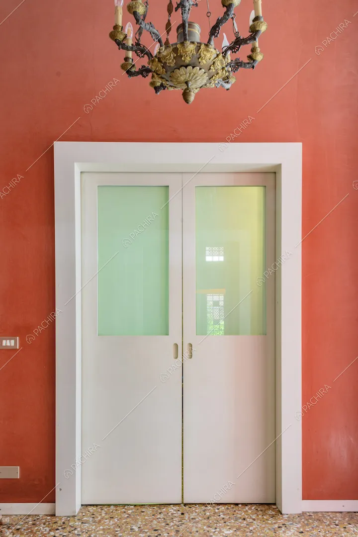 Porta chiusa su parete rossa