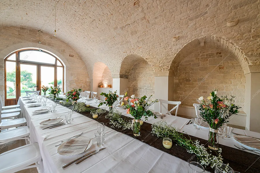 Sala da pranzo della masseria Khamsin, location in stile rustico a Taranto