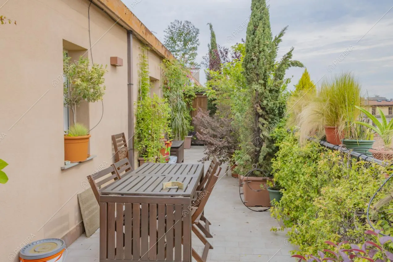 Terrazza con tavolo da pranzo in legno 