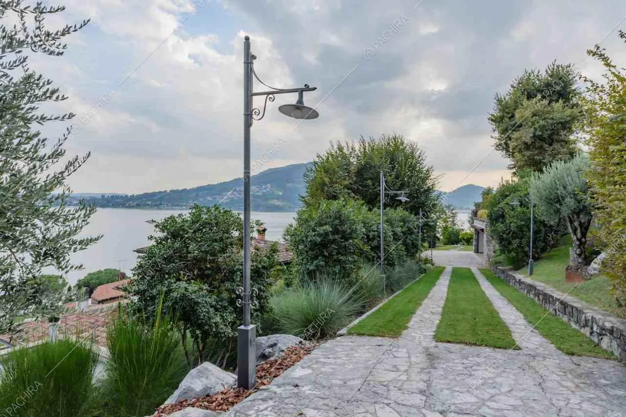 Vialetto di accesso alla location con vista sul lago