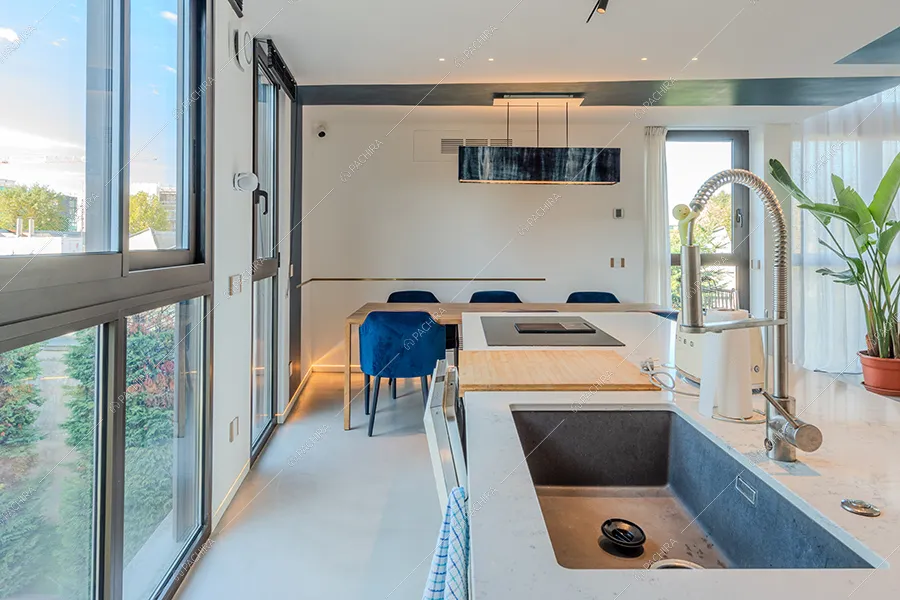 Cucina del loft Calluna, location in stile contemporaneo a Milano