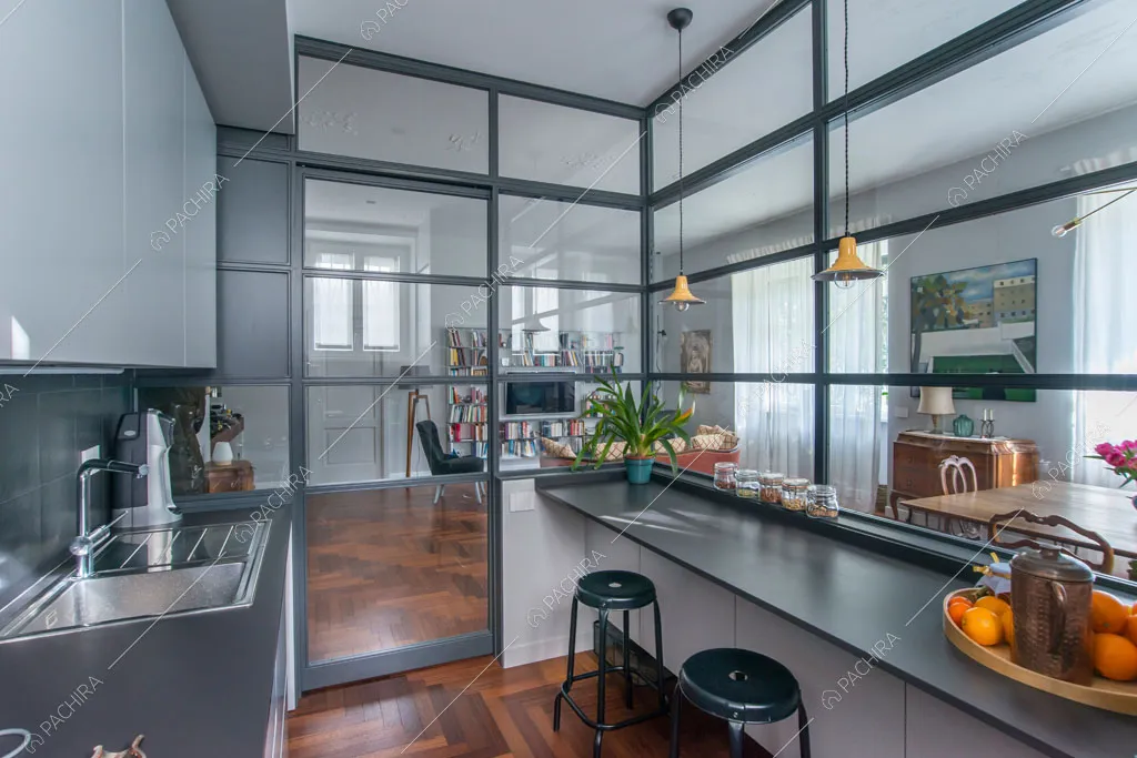 Cucina dell'appartamento Grifola, location in stile contemporaneo a Roma
