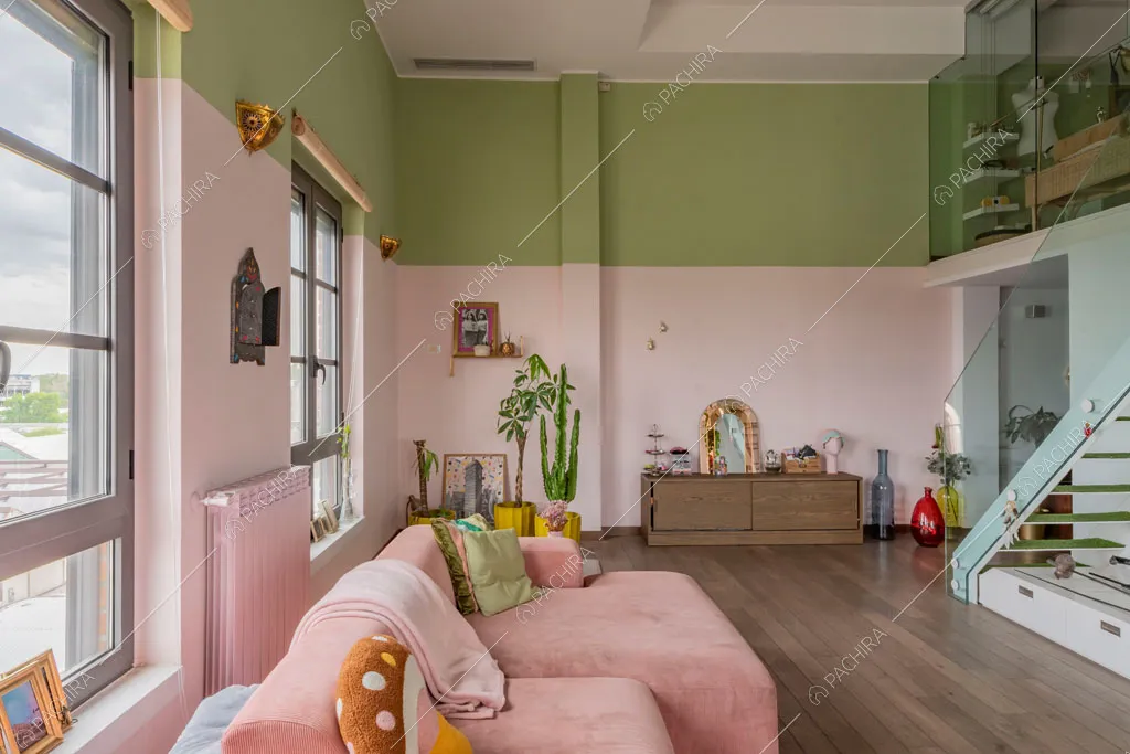 Zona living con pareti verdi e bianche del loft Cardamomo, location in stile contemporaneo a Milano