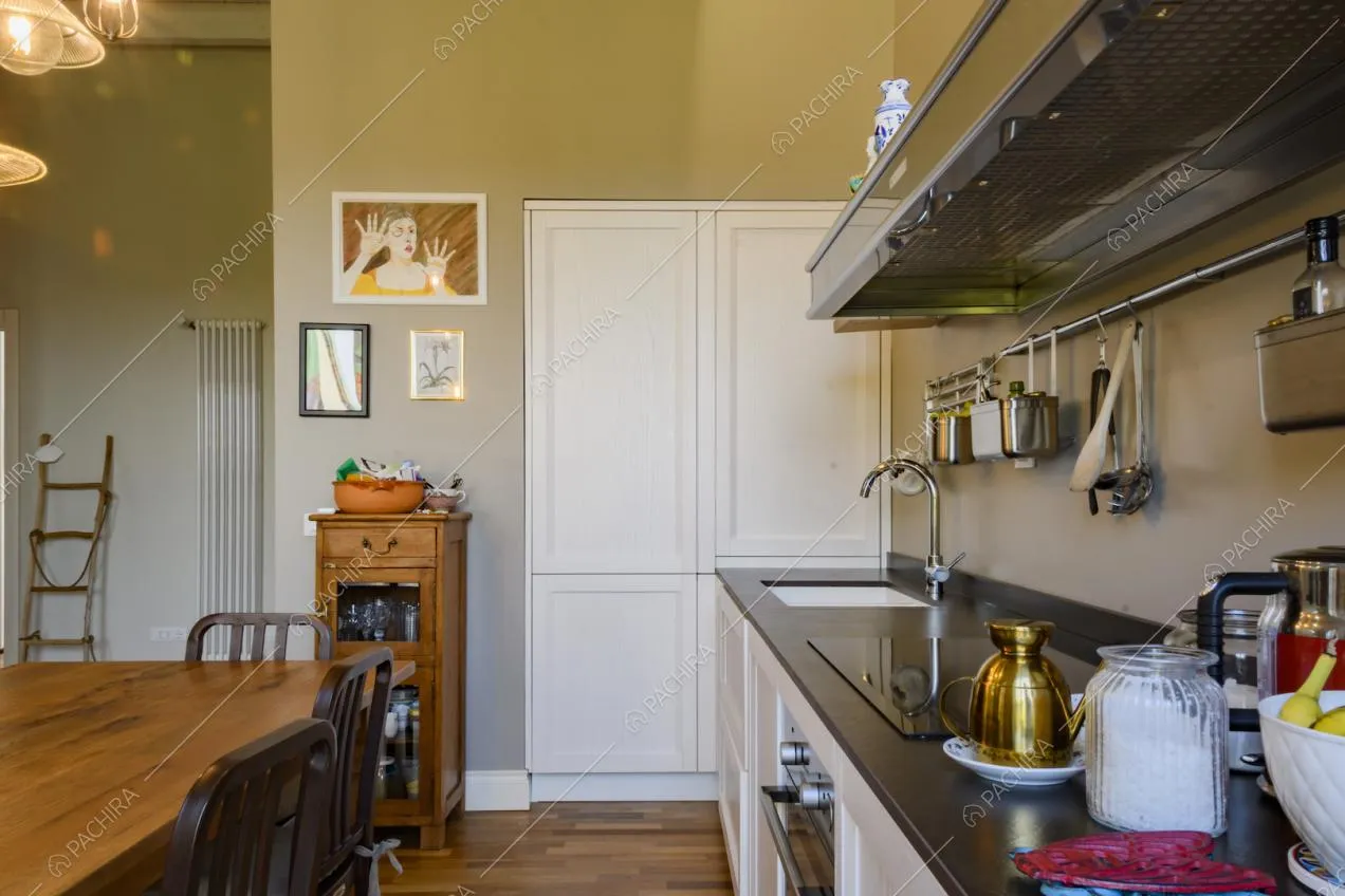 Dettagli della cucina a parete e mobiletto d'epoca in legno