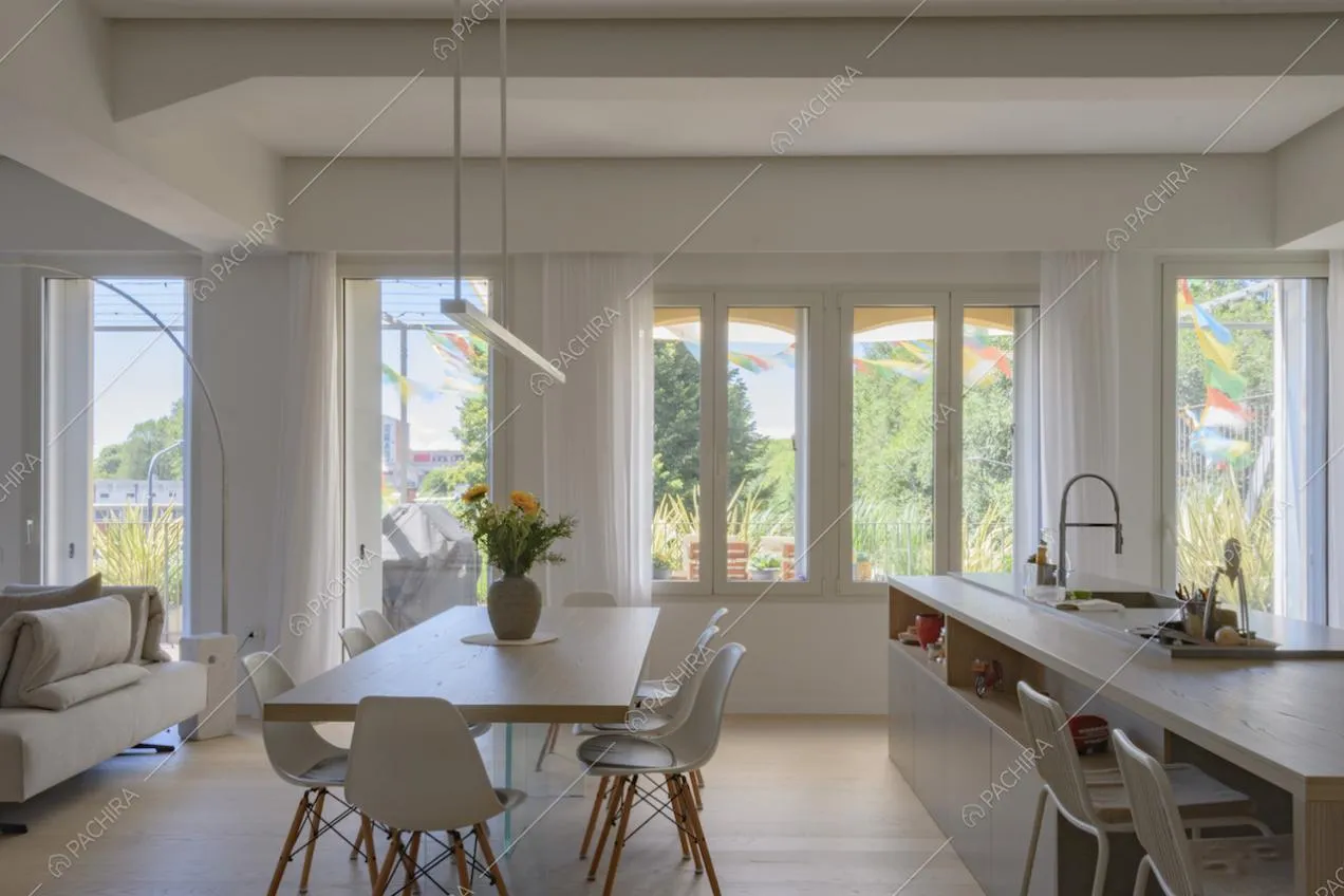Tavolo da pranzo in legno con sedie di design