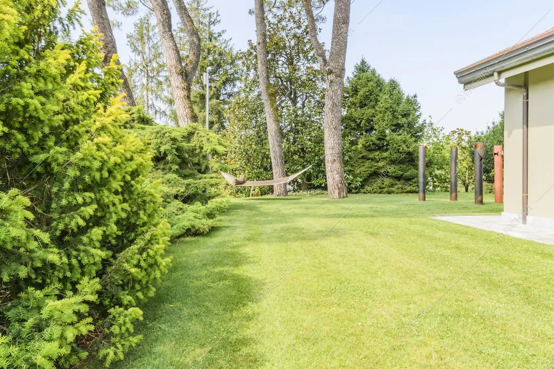 Amaca legata agli alberi del giardino che circonda la villa
