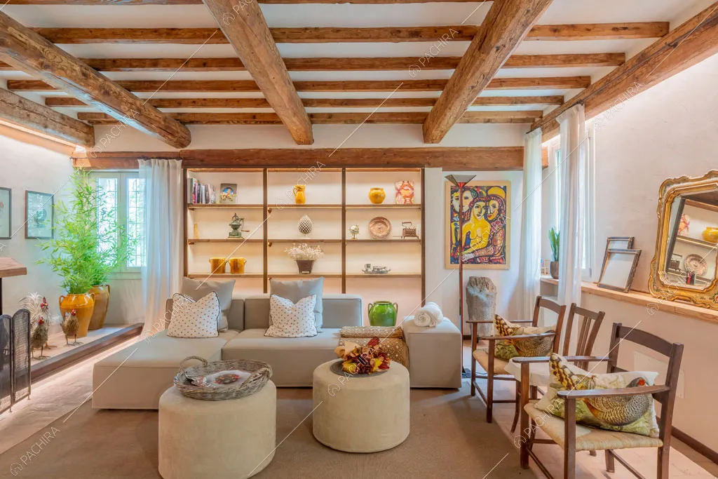Zona living della villa Missouri, location in stile rustico a Mantova