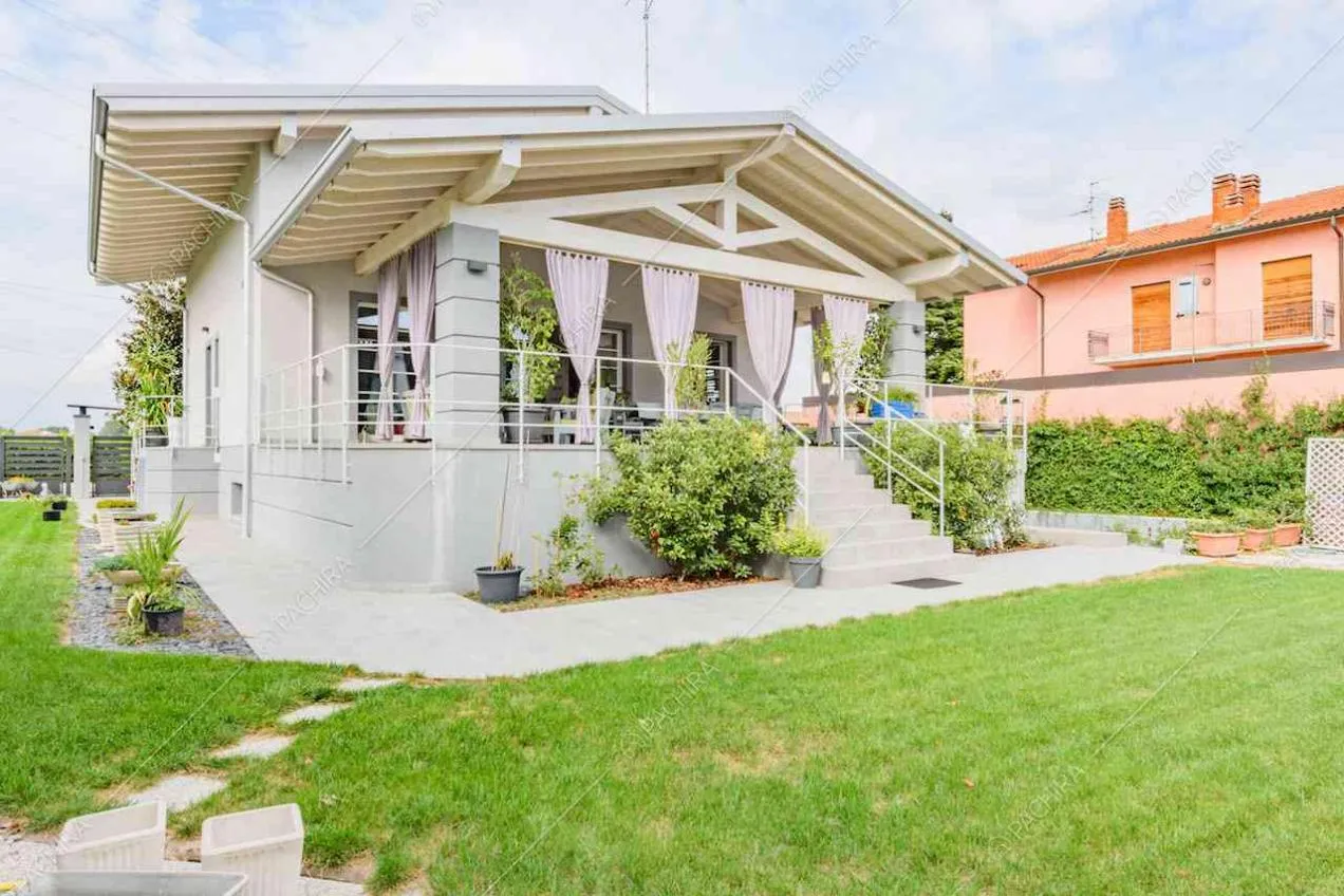 Dal curato giardino vista sulla villa e sulla sua veranda
