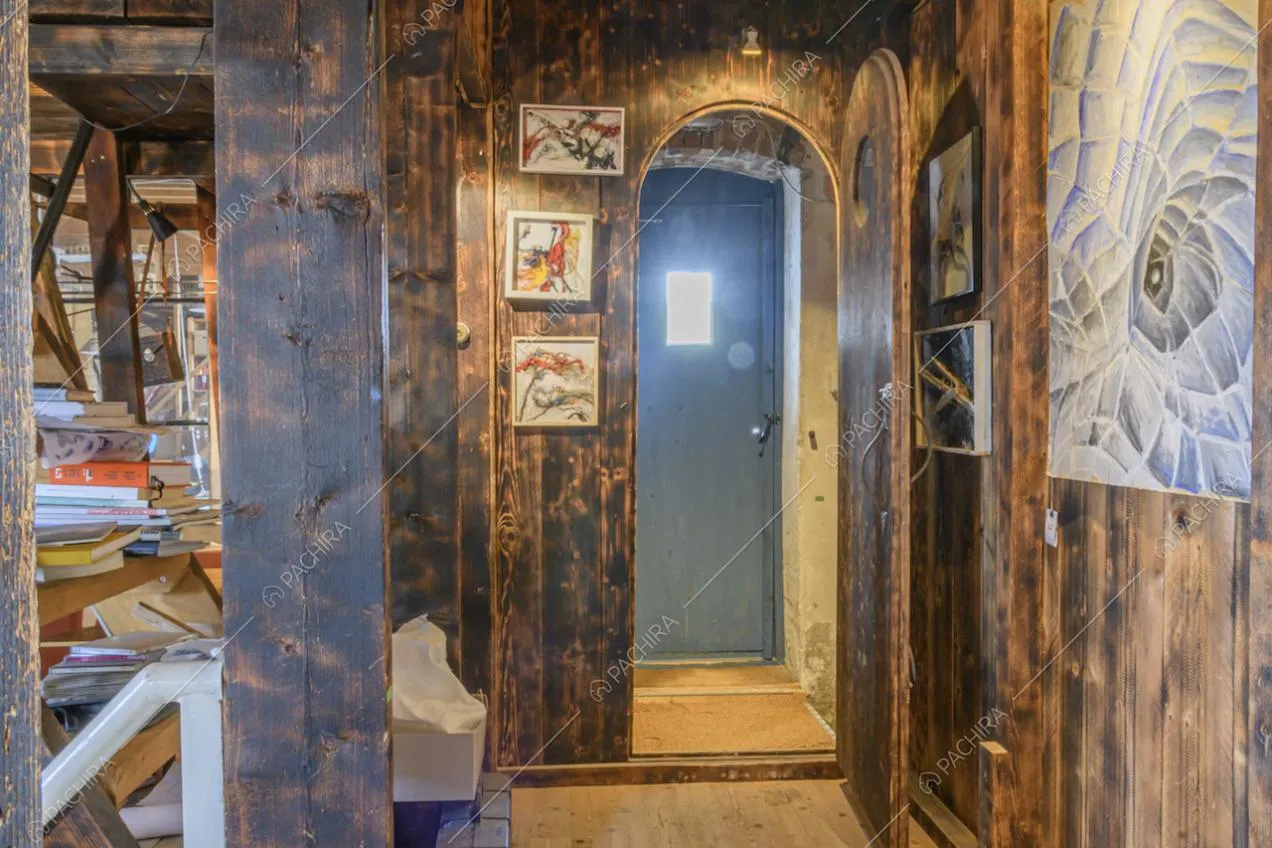 Pareti in legno grezzo e porta ad arco
