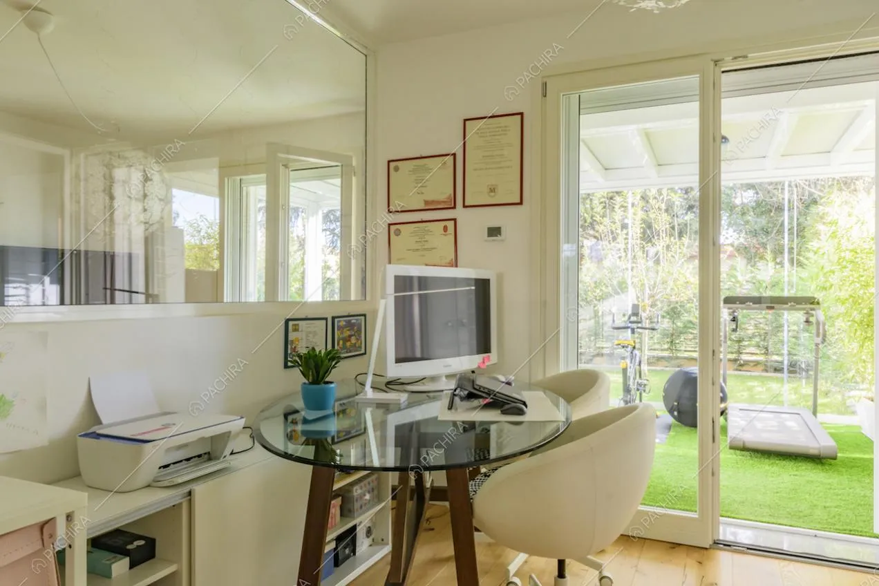 Studio separato dal salotto da una vetrata e collegato alla veranda