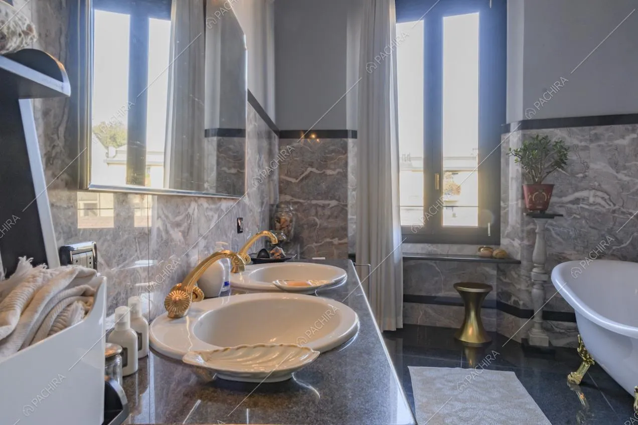 Lavandini tondi vintage, specchio e vasca da bagno