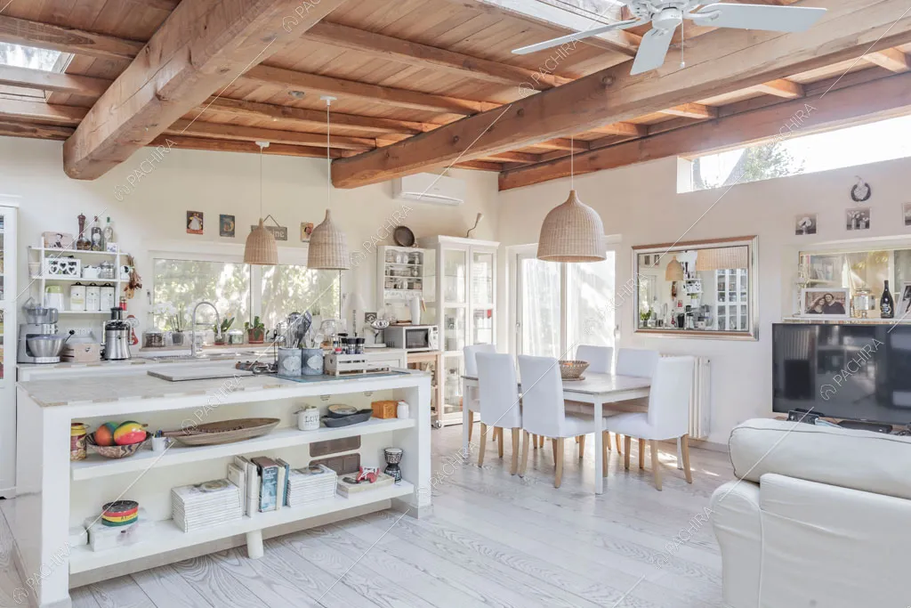 Pareti bianche della zona living della location Aliseo, villa in stile contemporaneo a Roma