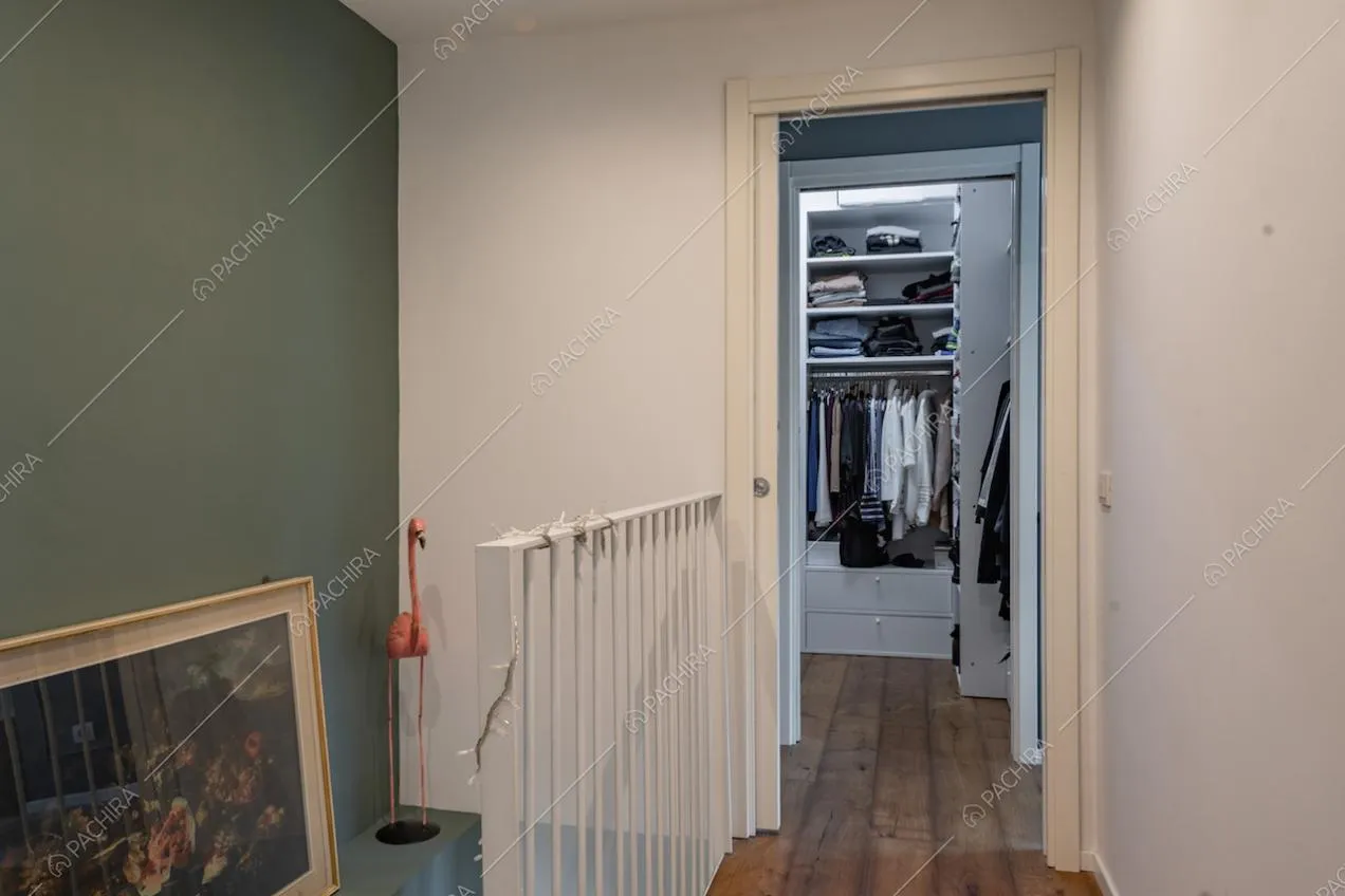 Corridoio con cabina armadio sullo sfondo