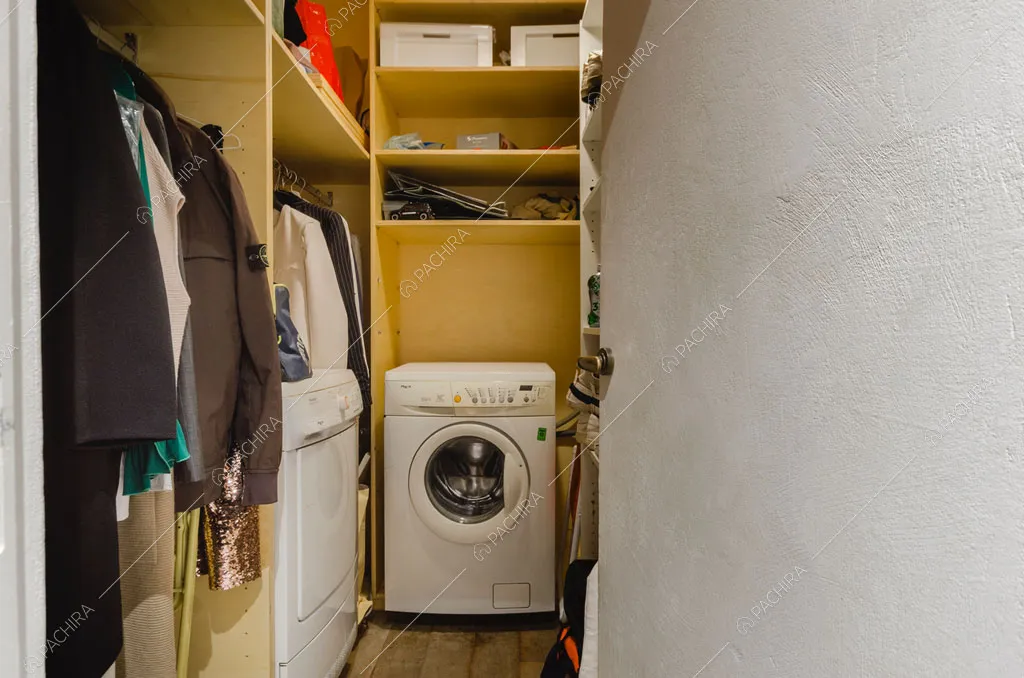 Cabina armadio dell'appartamento Agrellite, location in stile moderno a Milano