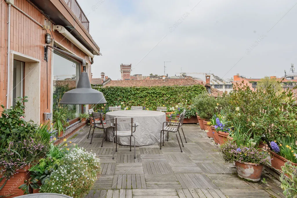 Tavolo da pranzo sulla terrazza dell'appartamento Beryl, location in stile contemporaneo a Milano