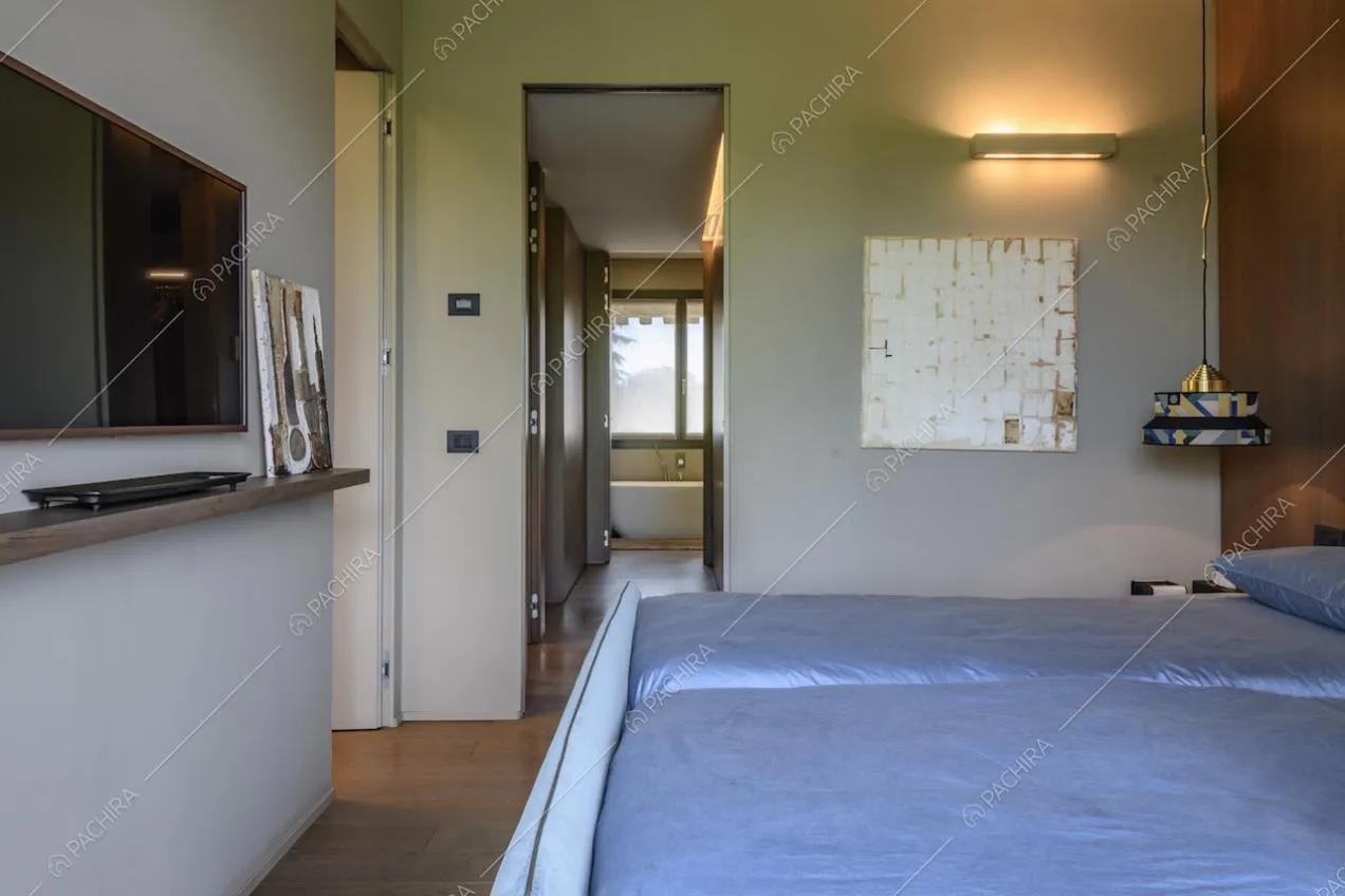 Camera da letto e corridoio di collegamento con il bagno