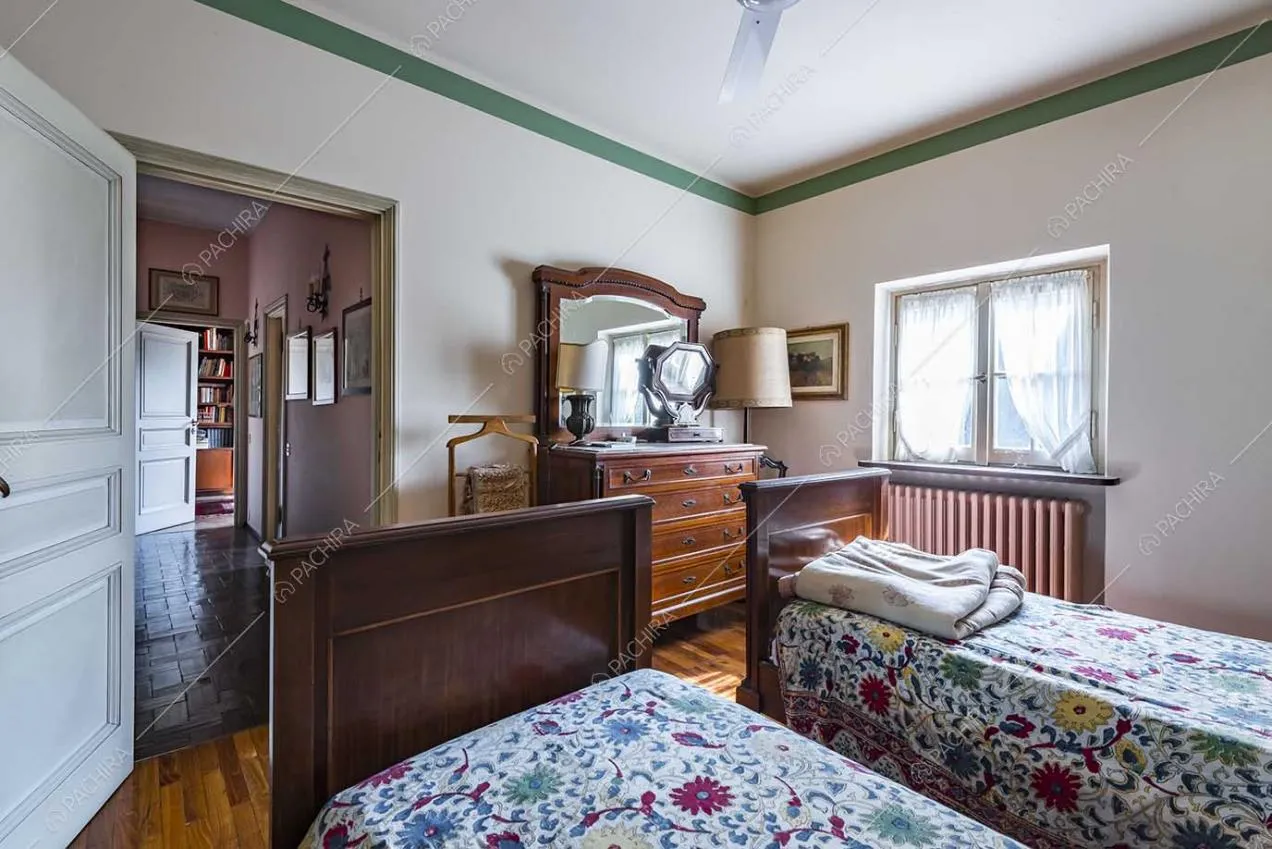 Camera da letto della villa Archibusa, location in stile classico a Como