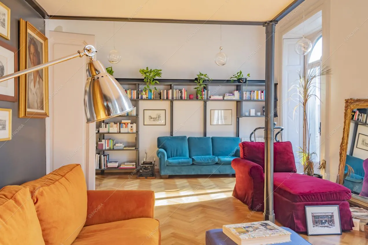 Divani colorati in questo loft contemporaneo a Milano