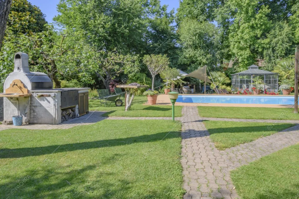 Barbecue in pietra nel giardino, vialetti in pietra e serra