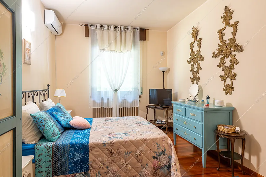 Camera da letto della villa Adige, location in stile contemporaneo a Monza