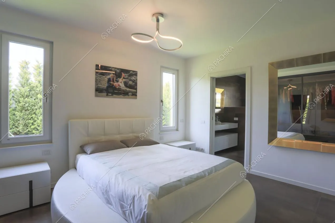 Vista sul bagno privato dalla camera da letto matrimoniale