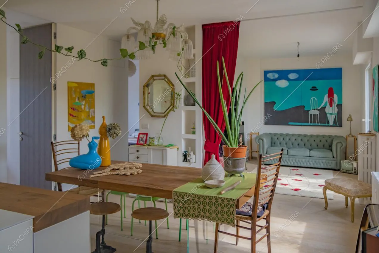 Sala da pranzo e secondo salotto con tenda rossa