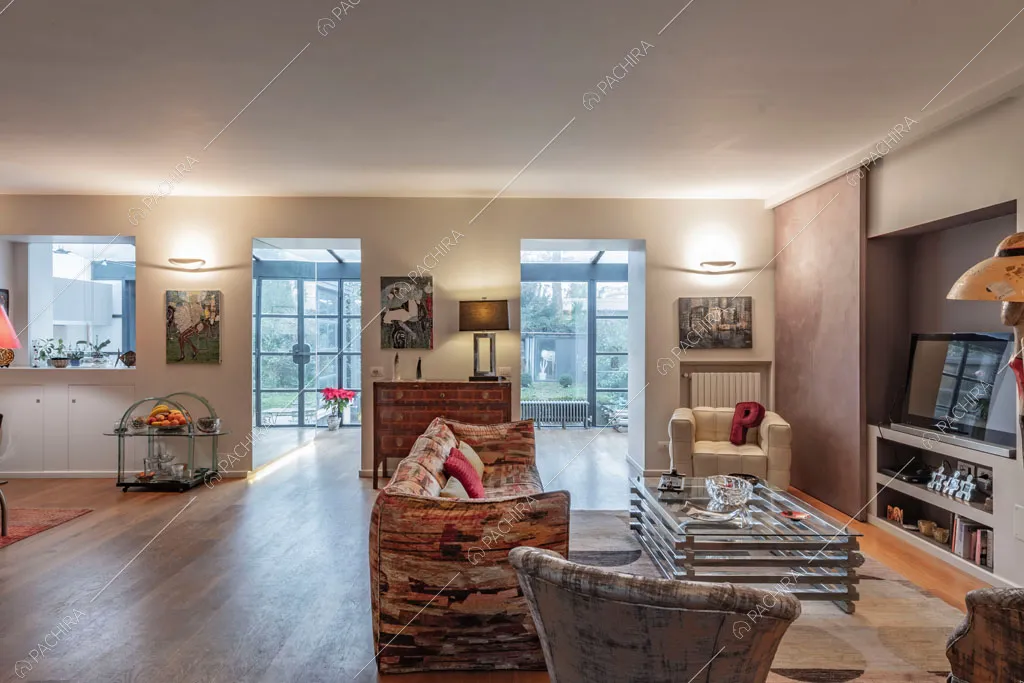 Zona living con parquet dell'appartamento Catalpa, location in stile moderno a Roma