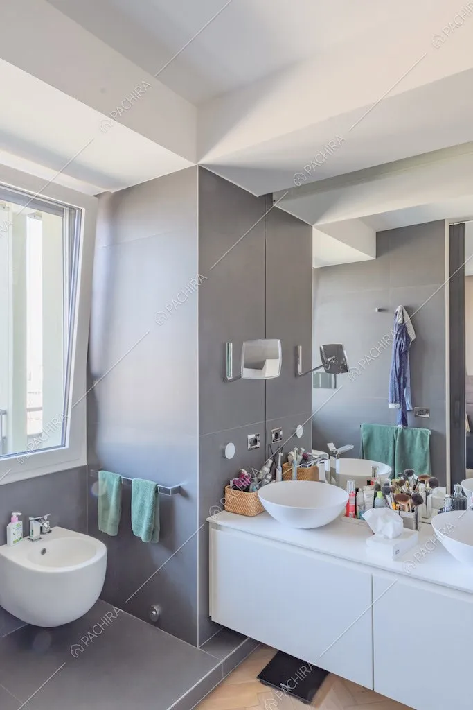 Bagno privato della camera da letto con grande specchio e doppio lavandino