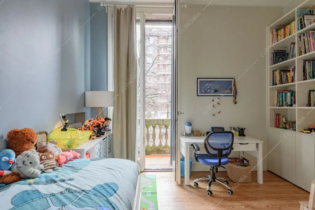 Camera da letto dei bambini nella villa Kharan, location in stile contemporaneo a Milano