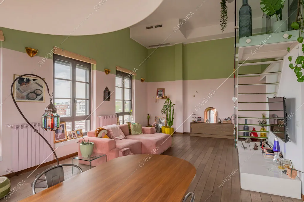 Luminosa sala del loft Cardamomo, location in stile contemporaneo a Milano