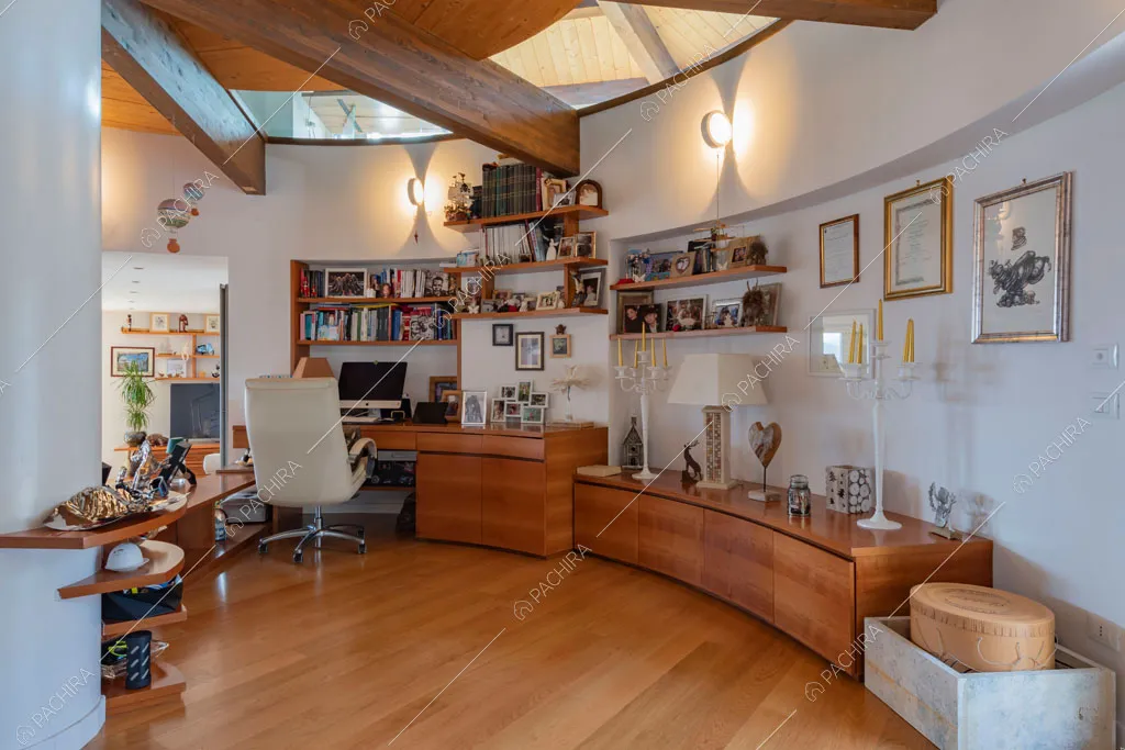 Studio con lucernari della villa Matico, location in stile contemporaneo a Roma