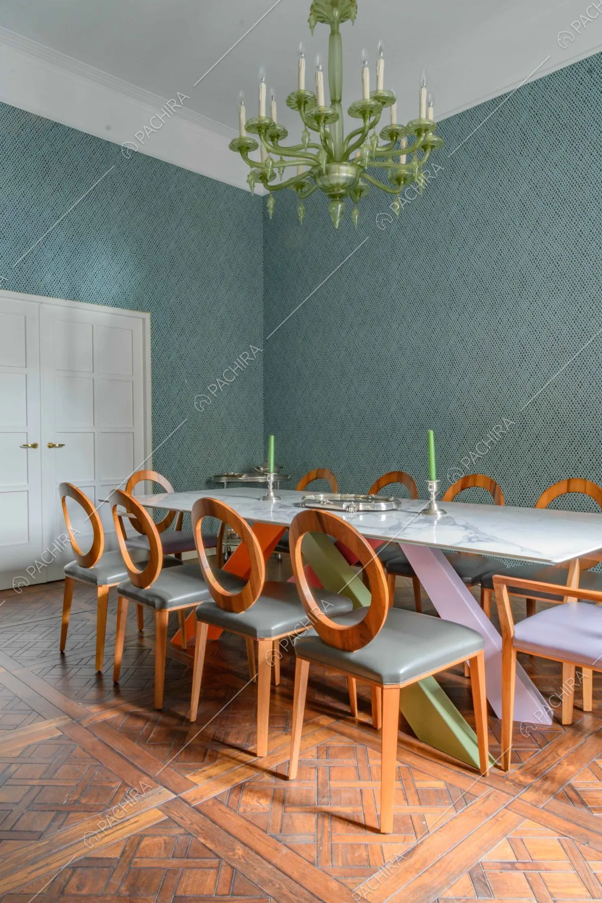 Tavolo da pranzo in marmo, sedie di design e pavimento in parquet