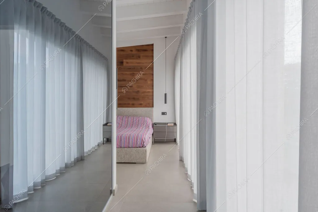 Camera da letto della villa Diosma, location in stile moderno a Milano